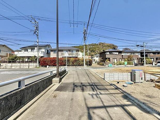 前面道路を含めた現地写真です。