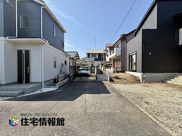 前面道路です。住宅地につき落ち着いた新生活を始められそうです。