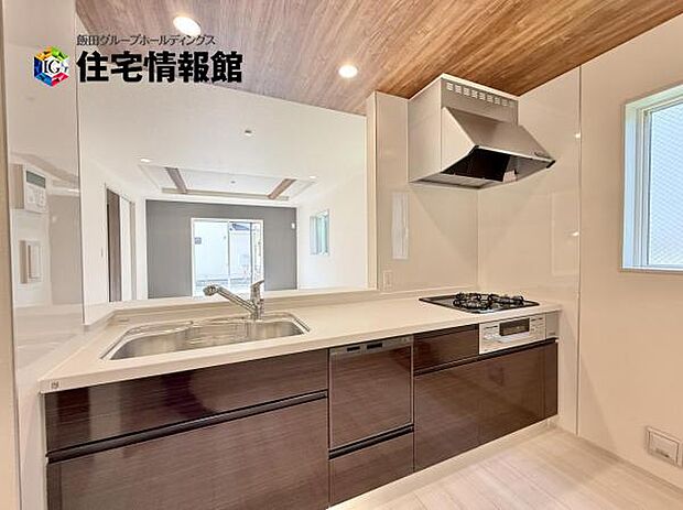 ご家族を見守りながら家事が捗る対面式キッチン。お料理をしながらご家族のサポートも可能です。
