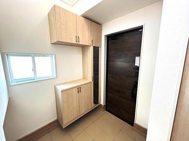 綺麗で明るい玄関でお客様をお迎えいただけます。