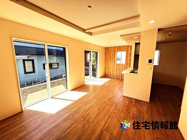 明るい日差しが入る風通しの良いリビングです。