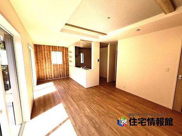 カウンターキッチン越しに会話も楽しめるダイニングキッチン。