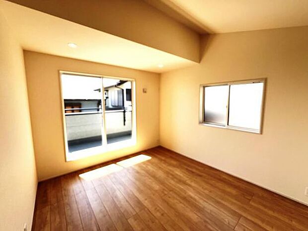 勾配天井で明るい広々とした主寝室でご家族ゆっくりお休みになれますね。