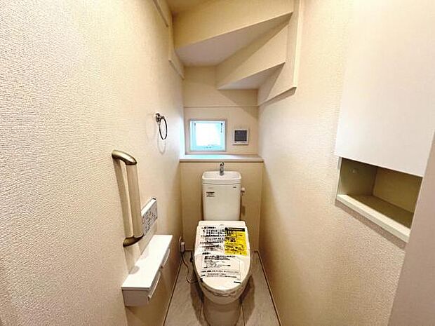 シャワー洗浄機能付のトイレは、清潔感が印象的な空間ですね。