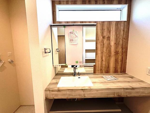 洗面化粧台です。朝の身支度から1日が始まります。