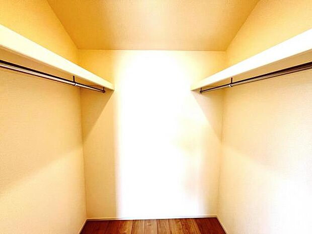 ウォークインクローゼットがあり収納スペースも豊富。季節物もスッキリ片付きそうです。