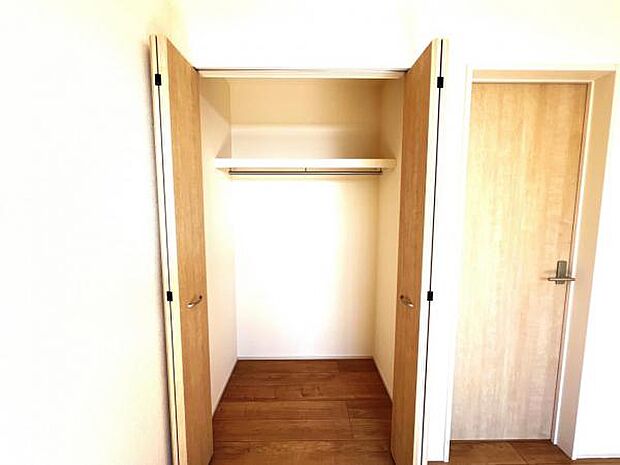 いつでもお部屋をスッキリお使い頂ける収納スペースを設置。