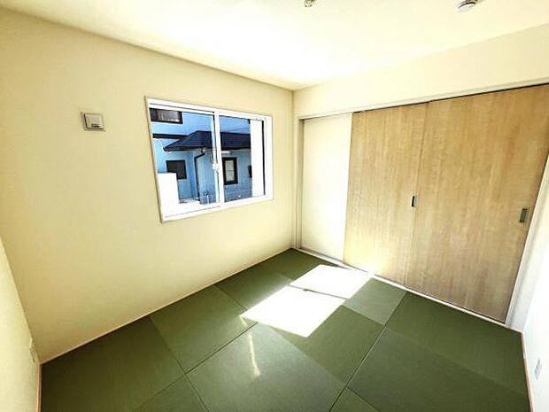 リビングと続き間の和室です。客間、晩酌、家族団らんなど色々使えますね。