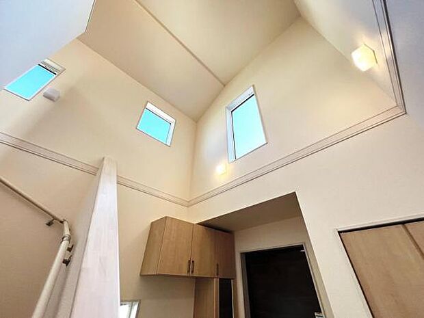 玄関の吹抜け画像です。