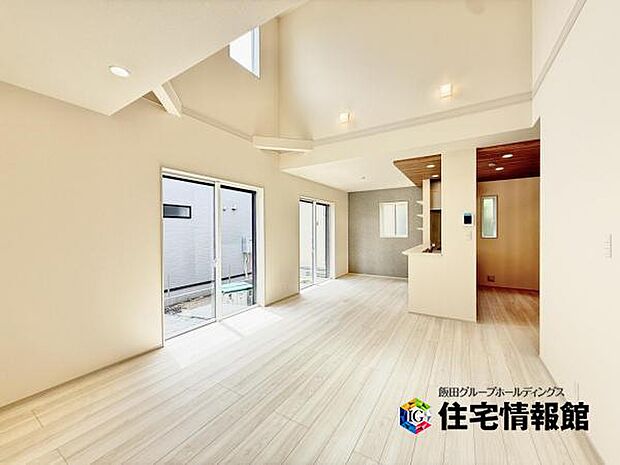 明るい日差しが入る風通しの良いリビングです。