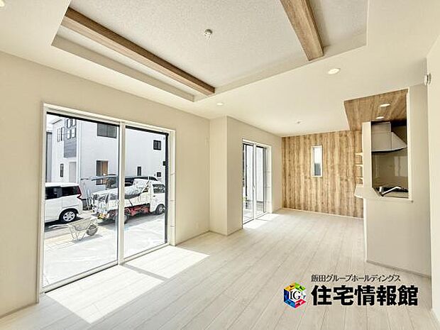 明るい日差しが入る風通しの良いリビングです。