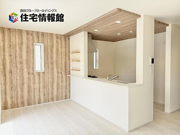 カウンターキッチン越しに会話も楽しめるダイニングキッチン。