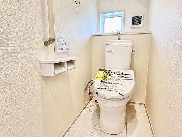 シャワー洗浄機能付のトイレは、清潔感が印象的な空間ですね。