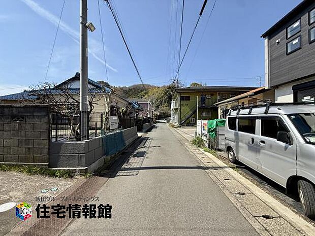 前面道路です。住宅地につき落ち着いた新生活を始められそうです。