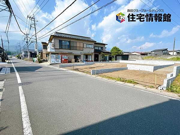 前面道路を含めた現地写真です。ぜひ周辺環境も併せてご覧ください。