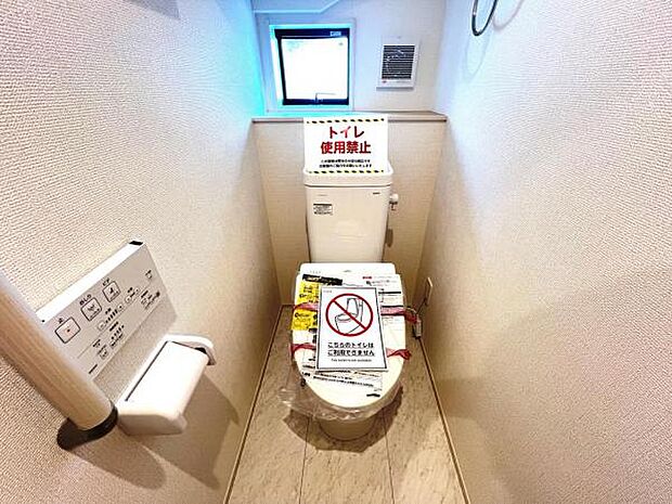 シャワー洗浄機能付のトイレは、清潔感が印象的な空間ですね。