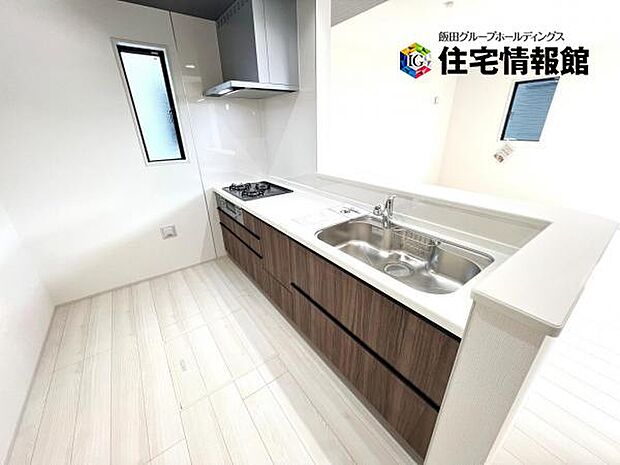 ご家族を見守りながら家事が捗る対面式キッチン。お料理をしながらご家族のサポートも可能です。