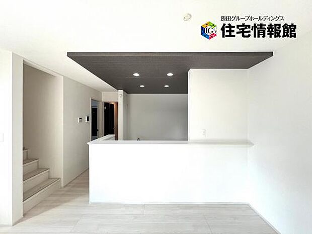 カウンターキッチン越しに会話も楽しめるダイニングキッチン。