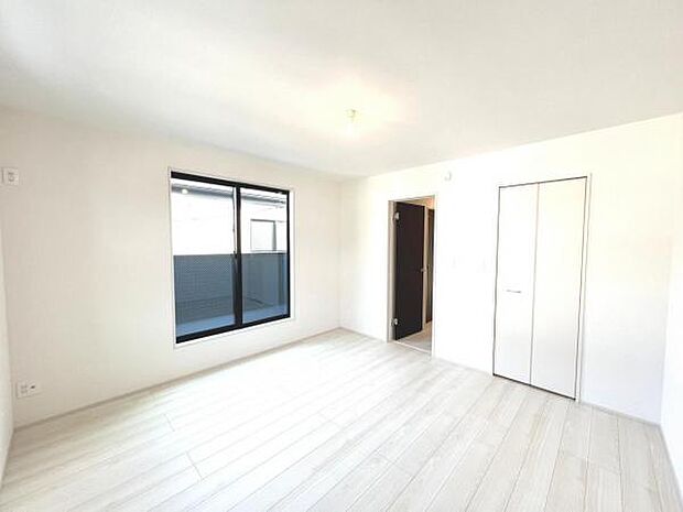 ウォークインクローゼットがあり収納スペースも豊富。季節物もスッキリ片付きそうです。