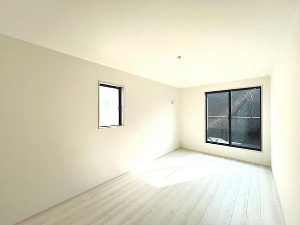 木の温もりが優しいフローリングのウォークインクローゼット付き洋室です。