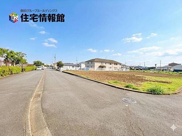 前面道路です。住宅地につき落ち着いた新生活を始められそうです。