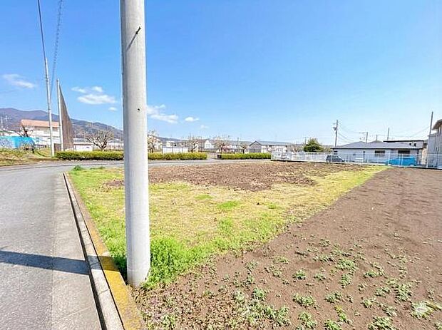 前面道路を含めた現地写真です。