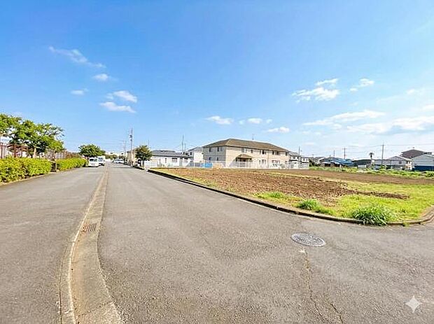 前面道路を含めた現地写真です。