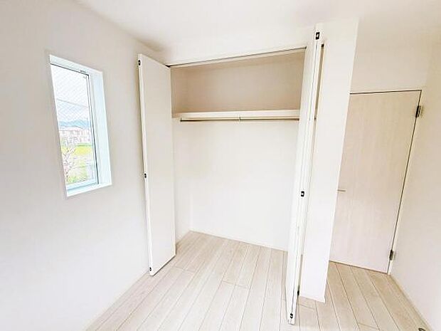 いつでもお部屋をスッキリお使い頂ける収納スペースを設置。
