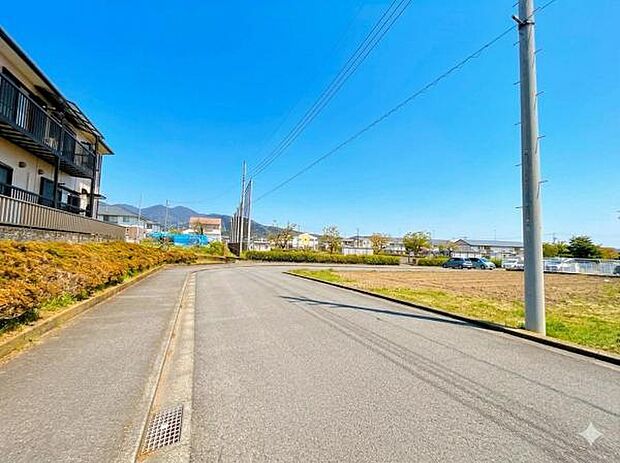 前面道路です。住宅地につき落ち着いた新生活を始められそうです。