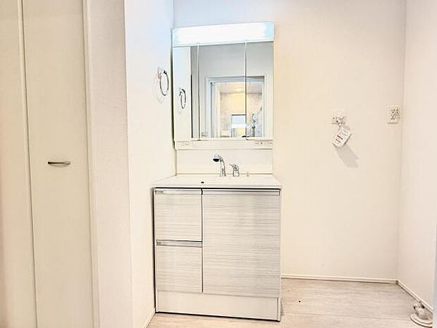 シャワー付き洗面化粧台です。手軽にシャンプーができ、お掃除もしやすいですね。