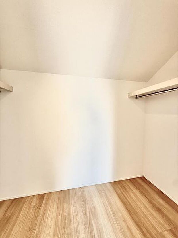 ウォークインクローゼットがあり収納スペースも豊富。季節物もスッキリ片付きそうです。