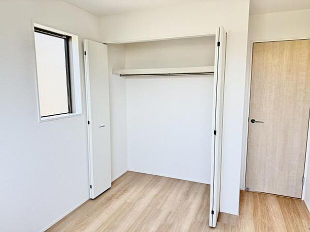 いつでもお部屋をスッキリお使い頂ける収納スペースを設置。