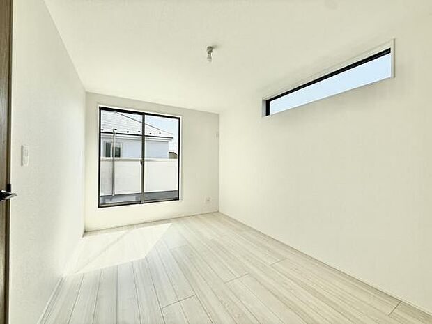 明るい広々とした主寝室でご家族ゆっくりお休みになれますね。