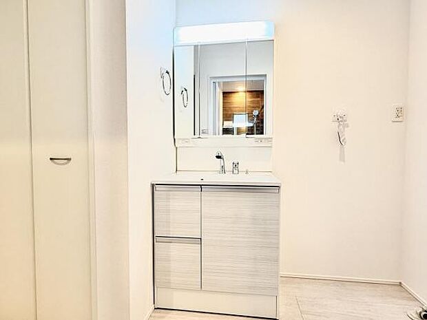 シャワー付き洗面化粧台です。手軽にシャンプーができ、お掃除もしやすいですね。