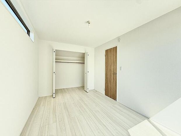 いつでもお部屋をスッキリお使い頂ける収納スペースを設置。