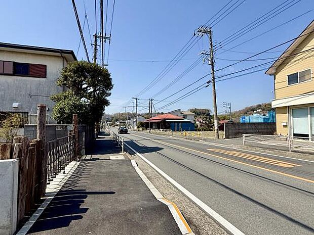 前面道路を含めた現地写真です。