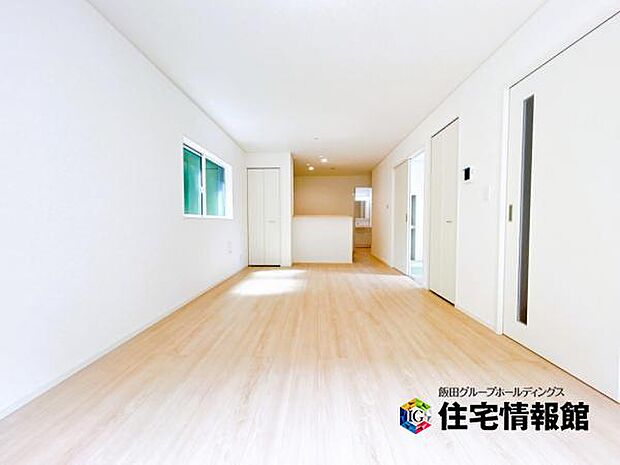 キッチン正面にダイニングセットを配置することで、配膳もスムーズに。調理中も会話を楽しめます。