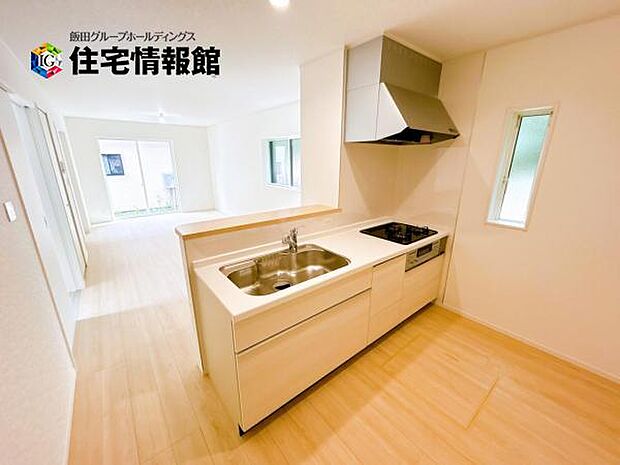 ご家族を見守りながら家事が捗る対面式キッチン。お料理をしながらご家族のサポートも可能です。