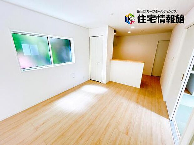 カウンターキッチン越しに会話も楽しめるダイニングキッチン。