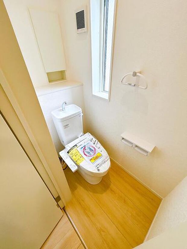 シャワー洗浄機能付のトイレは、清潔感が印象的な空間ですね。