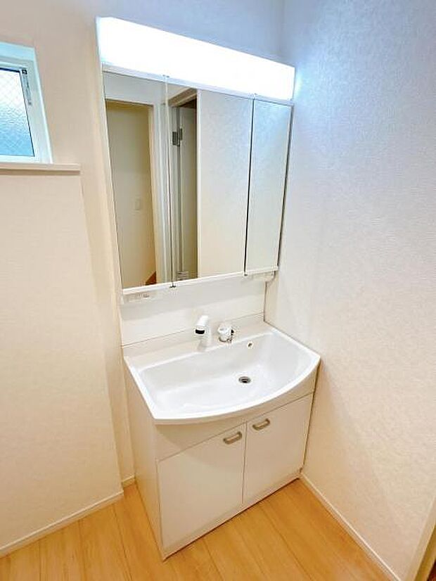 シャワー付き洗面化粧台です。手軽にシャンプーができ、お掃除もしやすいですね。