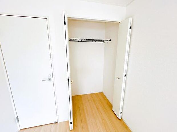中の物を確認しやすく、取り出しやすい収納スペース。お部屋を広々とお使いいただけます。