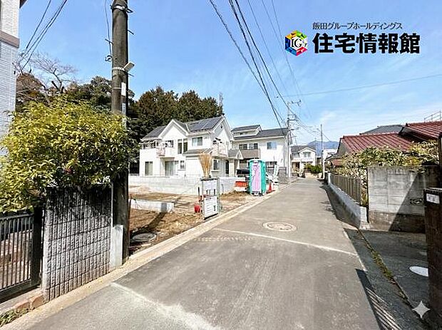 前面道路です。住宅地につき落ち着いた新生活を始められそうです。