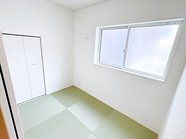 リビングと続き間の和室です。客間、晩酌、家族団らんなど色々使えますね。
