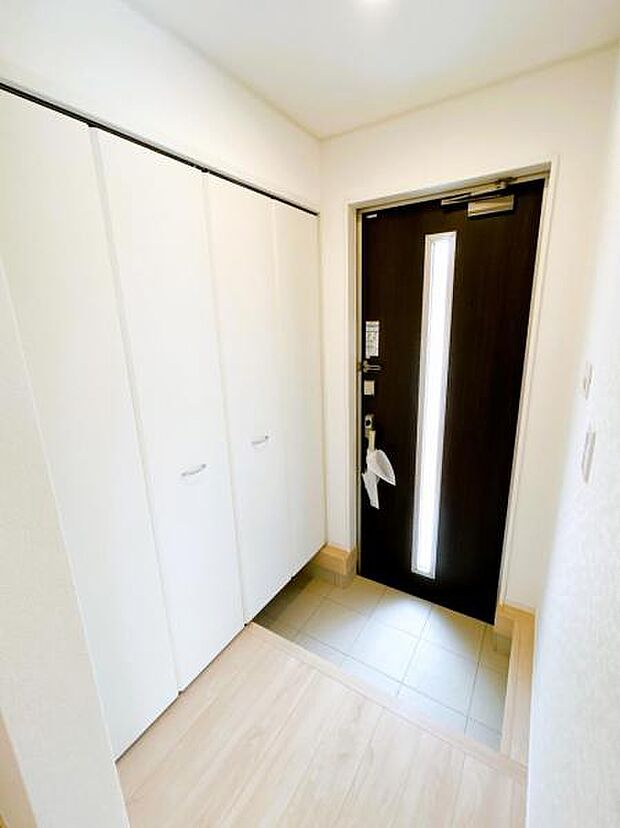 綺麗で明るい玄関でお客様をお迎えいただけます。