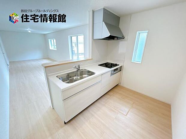 ご家族を見守りながら家事が捗る対面式キッチン。お料理をしながらご家族のサポートも可能です。