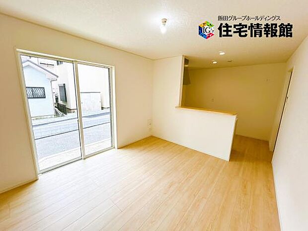 カウンターキッチン越しに会話も楽しめるダイニングキッチン。