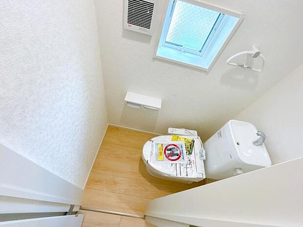 シャワー洗浄機能付のトイレは、清潔感が印象的な空間ですね。