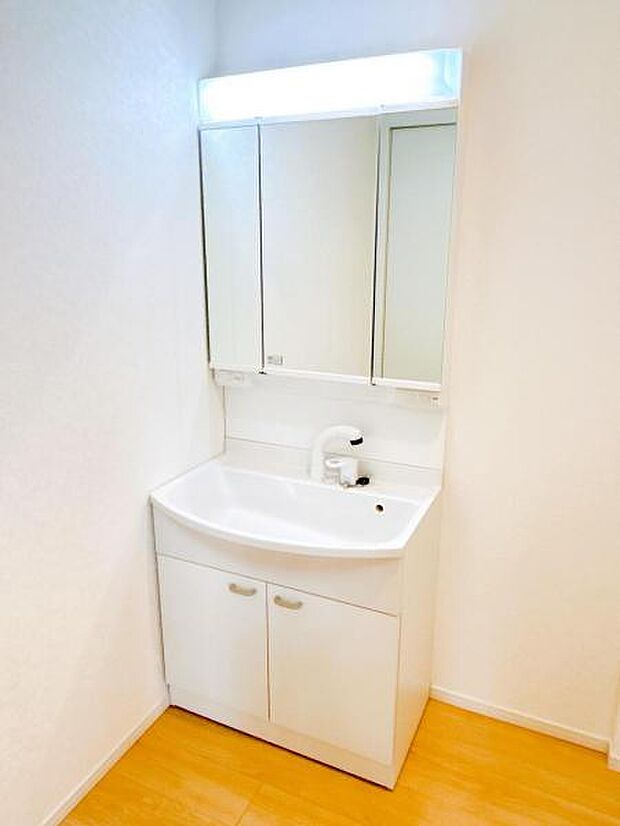 シャワー付き洗面化粧台です。手軽にシャンプーができ、お掃除もしやすいですね。
