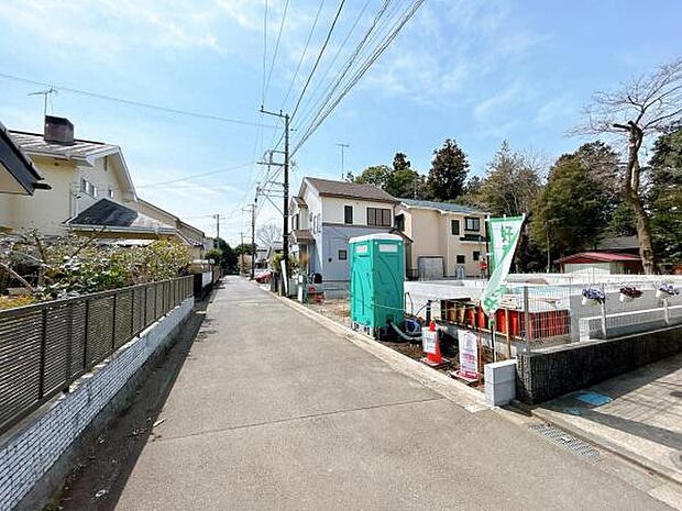 前面道路を含めた現地写真です。